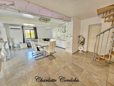 Maison familiale de 131 m² avec 4 chambres, véranda et grand garage à AYET