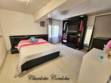 Maison familiale de 131 m² avec 4 chambres, véranda et grand garage à AYET