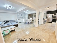 Maison familiale de 131 m² avec 4 chambres, véranda et grand garage à AYET