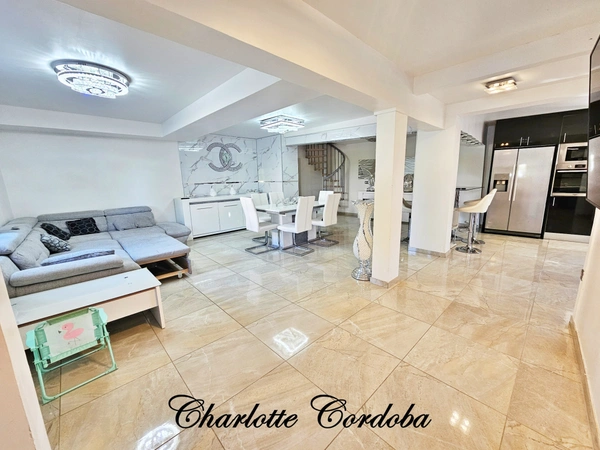 Maison familiale de 131 m² avec 4 chambres, véranda et grand garage à AYET