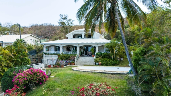 À VENDRE – VILLA D’EXCEPTION AVEC VUE PANORAMIQUE SUR MER ET PORT – SAINT-GILLES LES BAINS