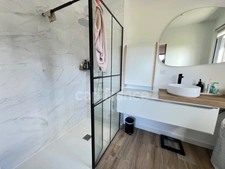 EXCLUSIVITÉ – Élégante maison contemporaine aux prestations soignées, à deux pas du bourg de Pommeret.