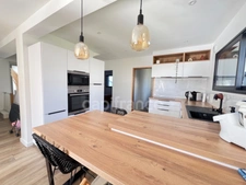 EXCLUSIVITÉ – Élégante maison contemporaine aux prestations soignées, à deux pas du bourg de Pommeret.