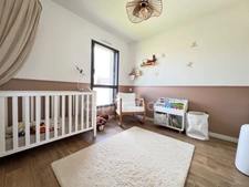 EXCLUSIVITÉ – Élégante maison contemporaine aux prestations soignées, à deux pas du bourg de Pommeret.
