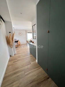 EXCLUSIVITÉ – Élégante maison contemporaine aux prestations soignées, à deux pas du bourg de Pommeret.