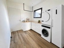 EXCLUSIVITÉ – Élégante maison contemporaine aux prestations soignées, à deux pas du bourg de Pommeret.