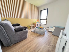 EXCLUSIVITÉ – Élégante maison contemporaine aux prestations soignées, à deux pas du bourg de Pommeret.