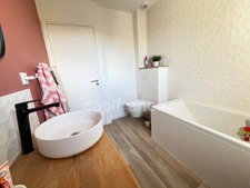EXCLUSIVITÉ – Élégante maison contemporaine aux prestations soignées, à deux pas du bourg de Pommeret.