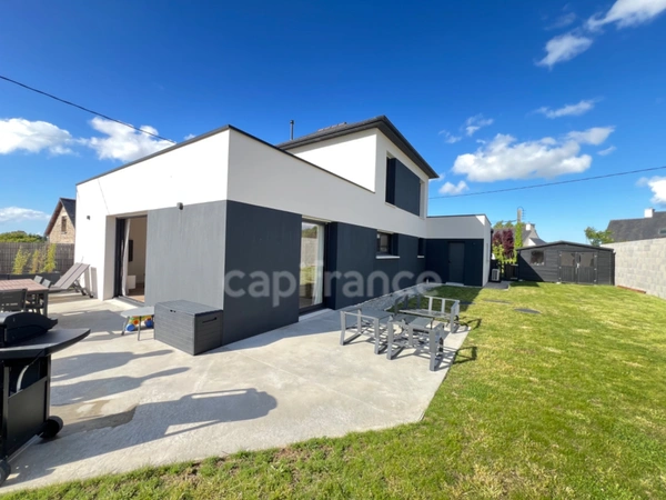 EXCLUSIVITÉ – Élégante maison contemporaine aux prestations soignées, à deux pas du bourg de Pommeret.