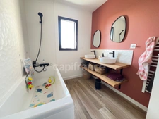 EXCLUSIVITÉ – Élégante maison contemporaine aux prestations soignées, à deux pas du bourg de Pommeret.