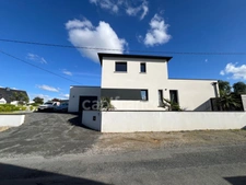 EXCLUSIVITÉ – Élégante maison contemporaine aux prestations soignées, à deux pas du bourg de Pommeret.