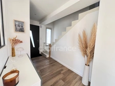 EXCLUSIVITÉ – Élégante maison contemporaine aux prestations soignées, à deux pas du bourg de Pommeret.