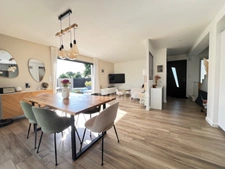 EXCLUSIVITÉ – Élégante maison contemporaine aux prestations soignées, à deux pas du bourg de Pommeret.