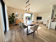 EXCLUSIVITÉ – Élégante maison contemporaine aux prestations soignées, à deux pas du bourg de Pommeret.