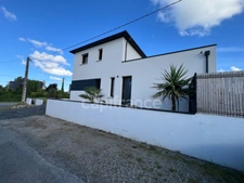 EXCLUSIVITÉ – Élégante maison contemporaine aux prestations soignées, à deux pas du bourg de Pommeret.
