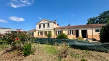 Maison à rénover à vendre 3 chambres, grand garage, dépendances et terrain constructible – TONNAY-CHARENTE (17) (proche Rochefort)