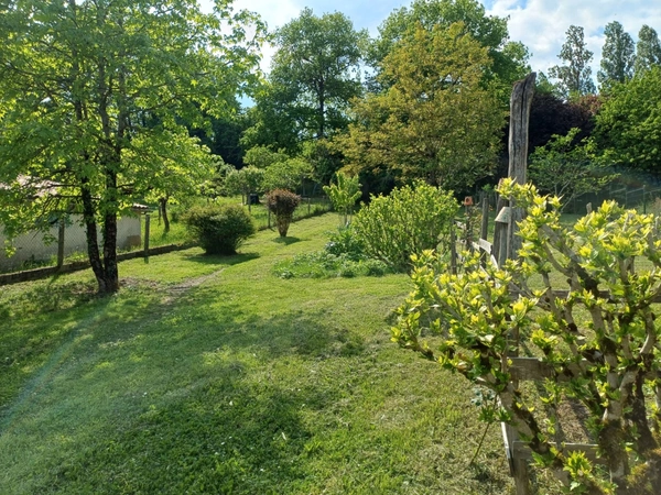 Jolie maison de village de 175 m2 atypique proche de la Réole 3 chambres, dépendance, jardin clos de 1 340,00 m² 