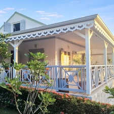 COUP DE CŒUR CRÉOLE À DEUX PAS DE LA PLAGE – LE MOULE, LES ALIZÉS 🏡