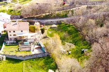 A VENDRE, en Maurienne, Maison individuelle 8 pièces, appartements en location, terrain, vue dégagée