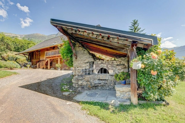 En Savoie (73), Vallée de la Maurienne, à vendre Grange rénovée, Vue dégagée  