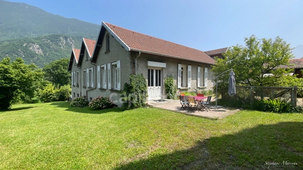 SAVOIE (73), à vendre vallée de La Maurienne, maison atypique, terrain 4000m², Gîte