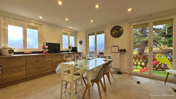 Maison à vendre 5 pièces en MAURIENNE, proche Station de ski  (73), Terrain clos, Ensoleillée, Vue dégagée, Garages
