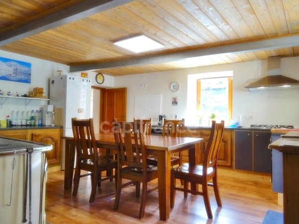 En Savoie (73), à vendre Vallée de La Maurienne, maison P8 rénovée, cave, voutes, terrain, combles, stations de ski, 3 vallées