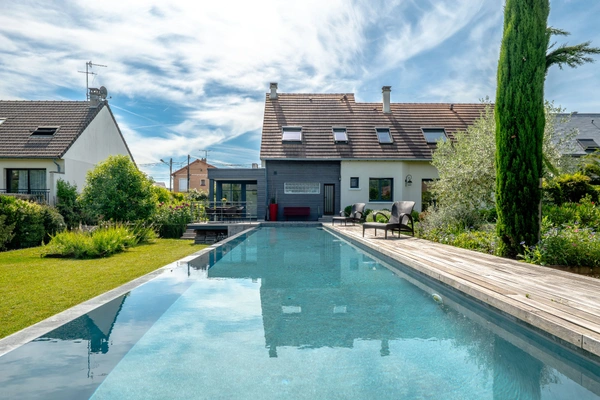 Demeure de prestige avec piscine à débordement 