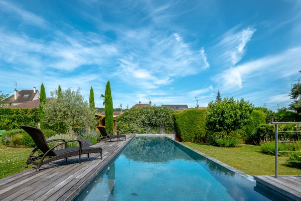 Demeure de prestige avec piscine à débordement 
