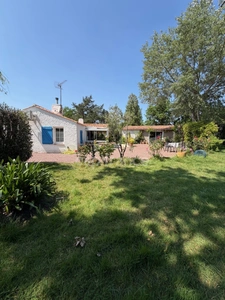 Maison de caractère 5 pièces à Saint-Urbain(85) et sa spacieuse dépendance