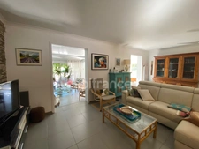 Uzès 4km, maison de plain-pied 130 m² sur terrain clos de 1 350 m², calme, piscine, garage.