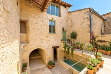 Maison de village de caractère avec cour intimiste et bassin, Uzès 3km. 