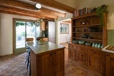 Maison en pierre exceptionnelle sans voisin immédiat avec jardin spacieux, piscine, chalet d'invités à 6 km d'Uzès.