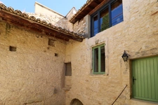 Maison de village de caractère avec cour intimiste et bassin, Uzès 3km. 