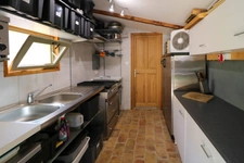 Maison en pierre exceptionnelle sans voisin immédiat avec jardin spacieux, piscine, chalet d'invités à 6 km d'Uzès.