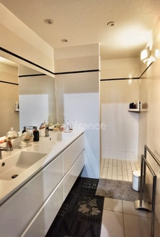 Gard department (30), for sale: 3-room house of 91 m², terrace, land of approximately 65m², garage, parking space, co-ownership, swimming pool.