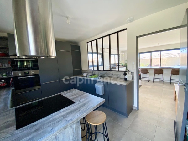 Dpt Gard (30), à vendre proche de UZES maison P5 de 123 m², piscine, panneaux solaire, gîte.  