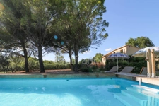 Maison en pierre exceptionnelle sans voisin immédiat avec jardin spacieux, piscine, chalet d'invités à 6 km d'Uzès.
