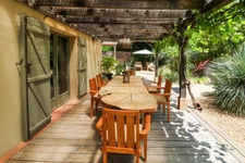 Maison en pierre exceptionnelle sans voisin immédiat avec jardin spacieux, piscine, chalet d'invités à 6 km d'Uzès.