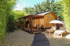 Maison en pierre exceptionnelle sans voisin immédiat avec jardin spacieux, piscine, chalet d'invités à 6 km d'Uzès.