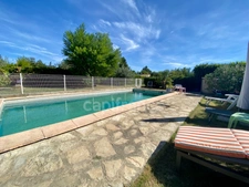 Uzès 4km, maison de plain-pied 130 m² sur terrain clos de 1 350 m², calme, piscine, garage.