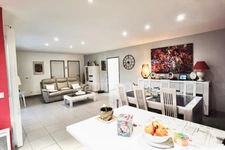 Dpt Gard (30), à vendre maison P3 de 91 m², terrasse, terrain d'environ 65m2, garage, place de parking, copropriété, piscine.