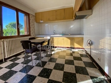 UZES 4km, village with all amenities: House with large grounds, double garage and commanding view!