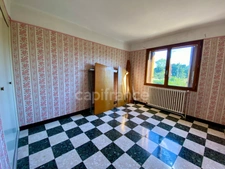 UZES 4km, village with all amenities: House with large grounds, double garage and commanding view!