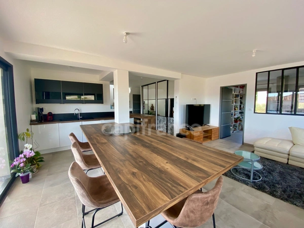 Dpt Gard (30), à vendre proche de UZES maison P5 de 123 m², piscine, panneaux solaire, gîte.  