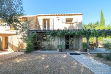 Maison en pierre exceptionnelle sans voisin immédiat avec jardin spacieux, piscine, chalet d'invités à 6 km d'Uzès.
