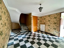 UZES 4km, village with all amenities: House with large grounds, double garage and commanding view!