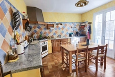 Secteur Uzès, tous commerces, maison familiale de 135 m², 4 chambres, garage, terrain.