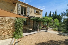 Maison en pierre exceptionnelle sans voisin immédiat avec jardin spacieux, piscine, chalet d'invités à 6 km d'Uzès.