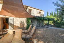 Maison en pierre exceptionnelle sans voisin immédiat avec jardin spacieux, piscine, chalet d'invités à 6 km d'Uzès.
